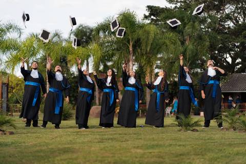 felipe-lopes-fotografia-fotografo-em-osorio-litoral-norte-gaucho-rs-ensaio-de-toga-formatura-turma-de-formandos-de-curso-de-engenharia-de-producao-na-furg-em-santo-antonio-da-patrulha-externo-espontaneo-natureza'