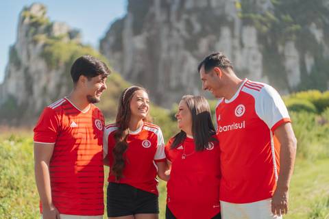 felipe-lopes-fotografia-fotografo-em-osorio-litoral-norte-gaucho-rs-ensaio-de-quinze-anos-15-anos-em-torres-na-praia-por-do-sol-camisa-do-inter-colorada'