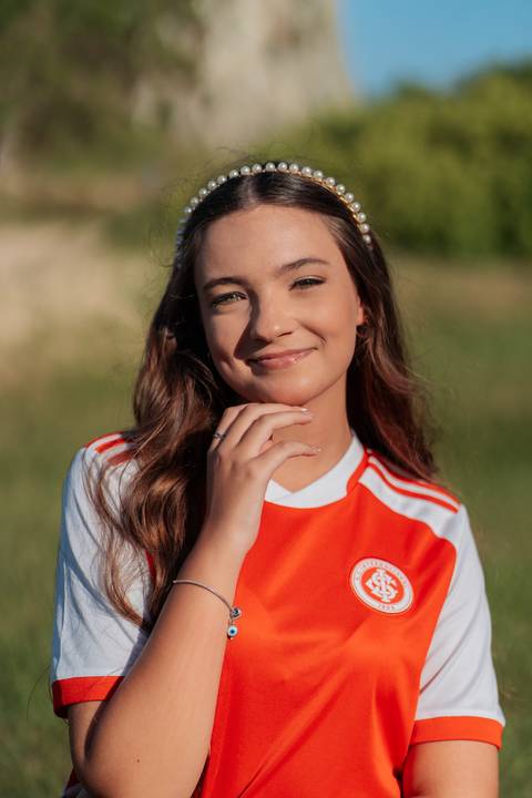 felipe-lopes-fotografia-fotografo-em-osorio-litoral-norte-gaucho-rs-ensaio-de-quinze-anos-15-anos-em-torres-na-praia-por-do-sol-camisa-do-inter-colorada'