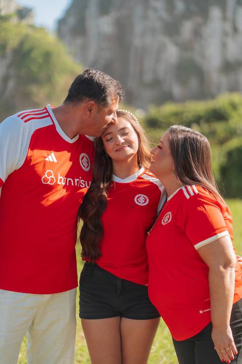 felipe-lopes-fotografia-fotografo-em-osorio-litoral-norte-gaucho-rs-ensaio-de-quinze-anos-15-anos-em-torres-na-praia-por-do-sol-camisa-do-inter-colorada'