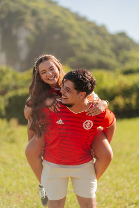felipe-lopes-fotografia-fotografo-em-osorio-litoral-norte-gaucho-rs-ensaio-de-quinze-anos-15-anos-em-torres-na-praia-por-do-sol-camisa-do-inter-colorada'