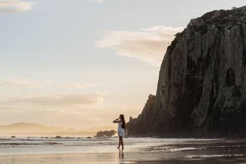 felipe-lopes-fotografia-fotografo-em-osorio-litoral-norte-gaucho-rs-ensaio-de-quinze-anos-15-anos-em-torres-na-praia-por-do-sol'