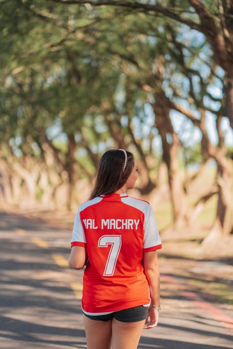 felipe-lopes-fotografia-fotografo-em-osorio-litoral-norte-gaucho-rs-ensaio-de-quinze-anos-15-anos-em-torres-na-praia-por-do-sol-camisa-do-inter-colorada'