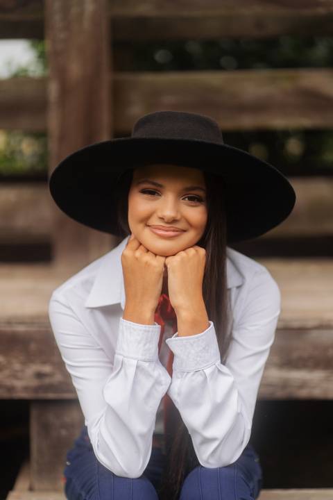 felipe-lopes-fotografia-fotografo-em-osorio-litoral-norte-gaucho-rs-ensaio-de-quinze-anos-15-anos-em-palmares-do-sul-no-campo-fazenda-animais-cavalo-campeiro'