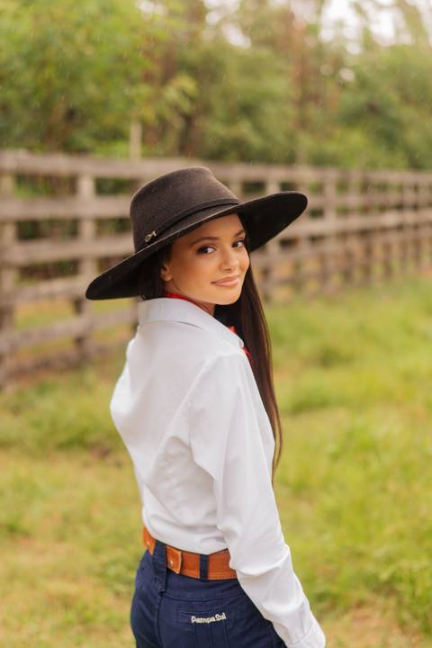 felipe-lopes-fotografia-fotografo-em-osorio-litoral-norte-gaucho-rs-ensaio-de-quinze-anos-15-anos-em-palmares-do-sul-no-campo-fazenda-animais-cavalo-campeiro'