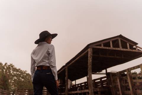 felipe-lopes-fotografia-fotografo-em-osorio-litoral-norte-gaucho-rs-ensaio-de-quinze-anos-15-anos-em-palmares-do-sul-no-campo-fazenda-animais-cavalo-campeiro'