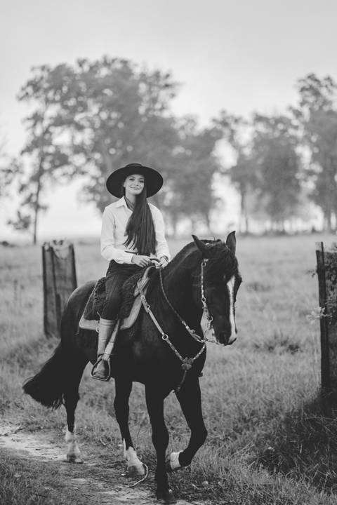 felipe-lopes-fotografia-fotografo-em-osorio-litoral-norte-gaucho-rs-ensaio-de-quinze-anos-15-anos-em-palmares-do-sul-no-campo-fazenda-animais-cavalo-campeiro'