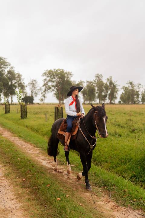 felipe-lopes-fotografia-fotografo-em-osorio-litoral-norte-gaucho-rs-ensaio-de-quinze-anos-15-anos-em-palmares-do-sul-no-campo-fazenda-animais-cavalo-campeiro'