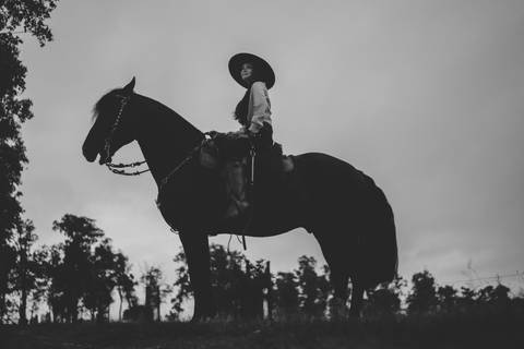 felipe-lopes-fotografia-fotografo-em-osorio-litoral-norte-gaucho-rs-ensaio-de-quinze-anos-15-anos-em-palmares-do-sul-no-campo-fazenda-animais-cavalo-campeiro'