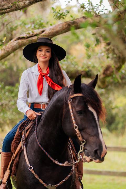 felipe-lopes-fotografia-fotografo-em-osorio-litoral-norte-gaucho-rs-ensaio-de-quinze-anos-15-anos-em-palmares-do-sul-no-campo-fazenda-animais-cavalo-campeiro'