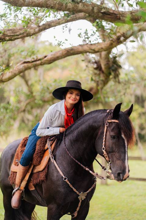felipe-lopes-fotografia-fotografo-em-osorio-litoral-norte-gaucho-rs-ensaio-de-quinze-anos-15-anos-em-palmares-do-sul-no-campo-fazenda-animais-cavalo-campeiro'