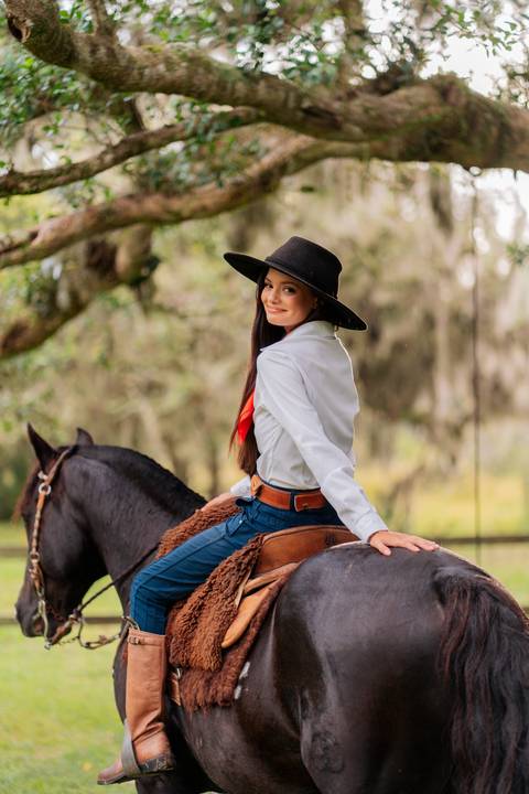 felipe-lopes-fotografia-fotografo-em-osorio-litoral-norte-gaucho-rs-ensaio-de-quinze-anos-15-anos-em-palmares-do-sul-no-campo-fazenda-animais-cavalo-campeiro'