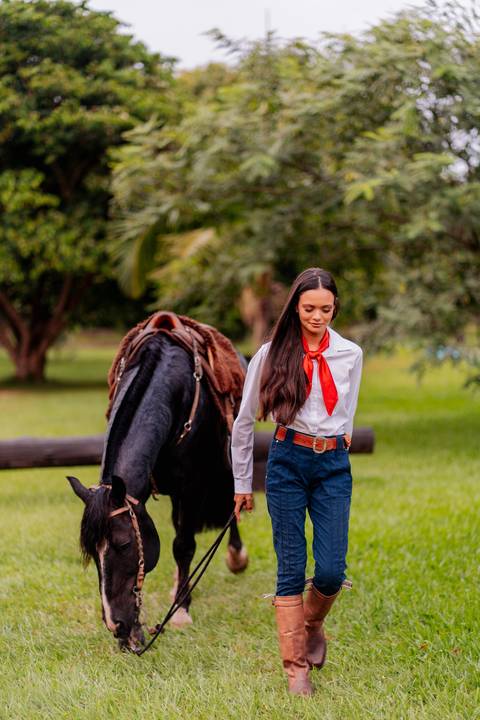 felipe-lopes-fotografia-fotografo-em-osorio-litoral-norte-gaucho-rs-ensaio-de-quinze-anos-15-anos-em-palmares-do-sul-no-campo-fazenda-animais-cavalo-campeiro'