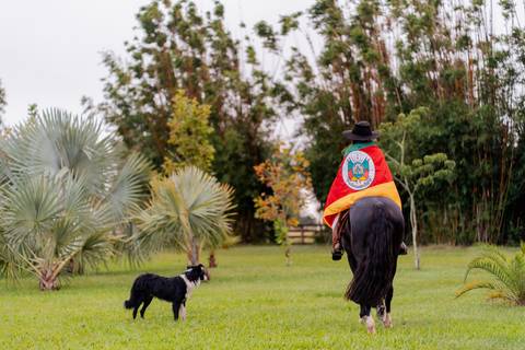 felipe-lopes-fotografia-fotografo-em-osorio-litoral-norte-gaucho-rs-ensaio-de-quinze-anos-15-anos-em-palmares-do-sul-no-campo-fazenda-animais-cavalo-campeiro'