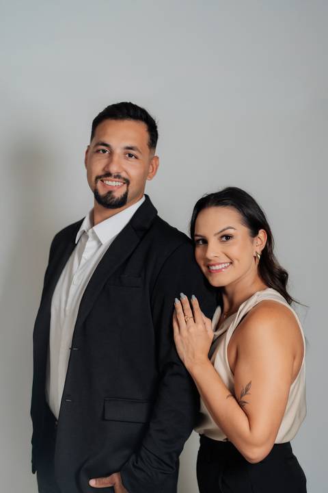 felipe-lopes-fotografia-fotografo-em-osorio-litoral-norte-gaucho-rs-ensaio-empresarial-em-estudio-casal-empreendedor-sun-frame-energia-solar'