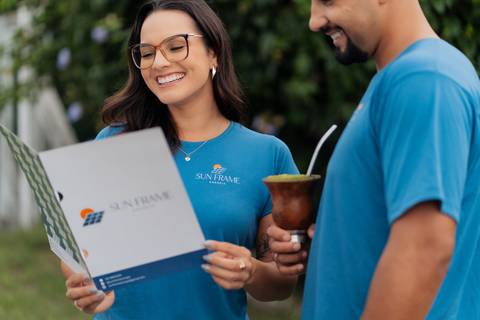 felipe-lopes-fotografia-fotografo-em-osorio-litoral-norte-gaucho-rs-ensaio-empresarial-em-estudio-casal-empreendedor-sun-frame-energia-solar'