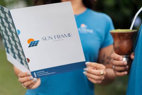 felipe-lopes-fotografia-fotografo-em-osorio-litoral-norte-gaucho-rs-ensaio-empresarial-em-estudio-casal-empreendedor-sun-frame-energia-solar'