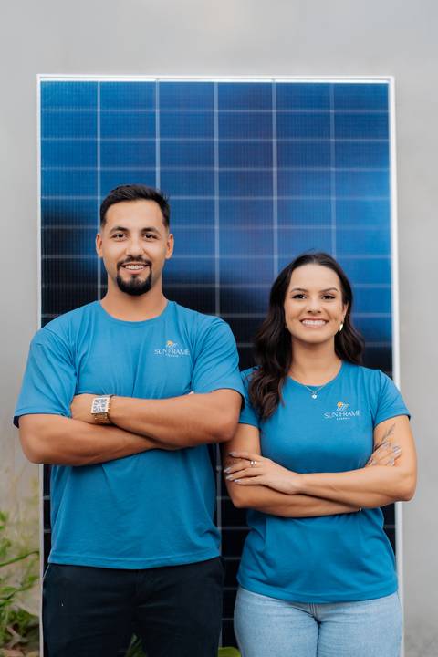 felipe-lopes-fotografia-fotografo-em-osorio-litoral-norte-gaucho-rs-ensaio-empresarial-em-estudio-casal-empreendedor-sun-frame-energia-solar'