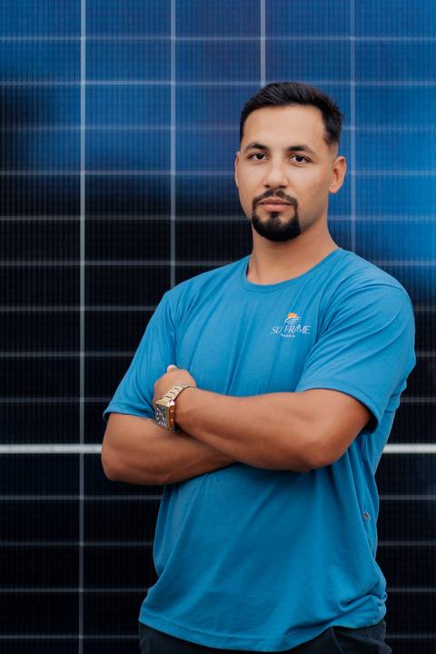 felipe-lopes-fotografia-fotografo-em-osorio-litoral-norte-gaucho-rs-ensaio-empresarial-em-estudio-casal-empreendedor-sun-frame-energia-solar'