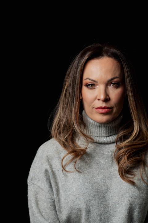 felipe-lopes-fotografia-fotografo-em-osorio-litoral-norte-gaucho-rs-ensaio-empresarial-e-pessoal-de-aniversario-fabi-e-flutua-danca-aerea-em-estudio'