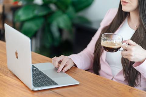 felipe-lopes-fotografia-fotografo-em-osorio-litoral-norte-gaucho-rs-ensaio-empresarial-em-casal-com-estudio-movel-fotos-ambientadas-home-office-renara-nogueira-achadinhos'