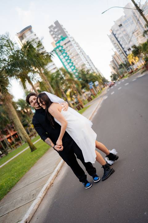 felipe-lopes-fotografia-fotografo-em-osorio-litoral-norte-gaucho-rs-ensaio-de-casamento-pre-wedding-em-torres-urbano-e-natureza-casal-jovem'