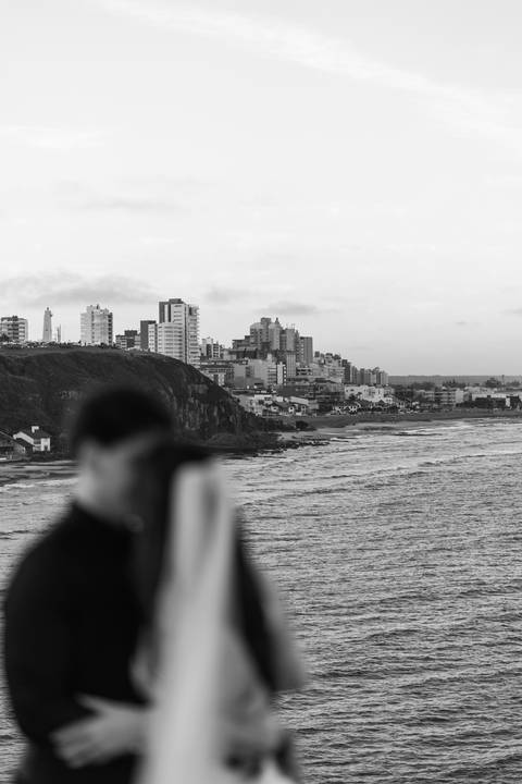 felipe-lopes-fotografia-fotografo-em-osorio-litoral-norte-gaucho-rs-ensaio-de-casamento-pre-wedding-em-torres-urbano-e-natureza-casal-jovem'