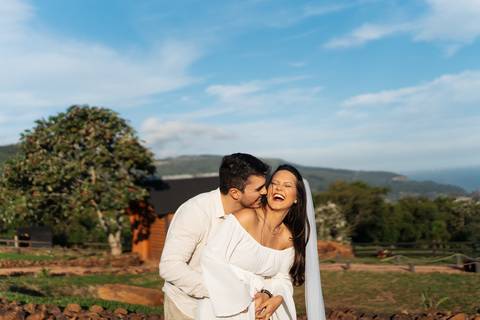 felipe-lopes-fotografia-fotografo-em-osorio-litoral-norte-gaucho-rs-ensaio-de-pre-wedding-pre-casamento-save-the-date-externo-por-do-sol-cabanas-aurora-em-santo-antonio-da-patrulha-morro-natureza-leve-descontraido-espontaneo-casal-de-noivos'