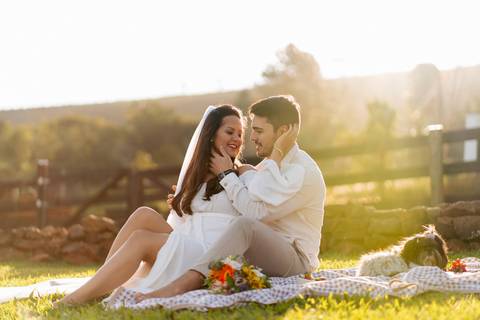 felipe-lopes-fotografia-fotografo-em-osorio-litoral-norte-gaucho-rs-ensaio-de-pre-wedding-pre-casamento-save-the-date-externo-por-do-sol-cabanas-aurora-em-santo-antonio-da-patrulha-morro-natureza-leve-descontraido-espontaneo-casal-de-noivos'
