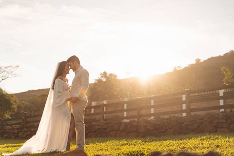 felipe-lopes-fotografia-fotografo-em-osorio-litoral-norte-gaucho-rs-ensaio-de-pre-wedding-pre-casamento-save-the-date-externo-por-do-sol-cabanas-aurora-em-santo-antonio-da-patrulha-morro-natureza-leve-descontraido-espontaneo-casal-de-noivos'