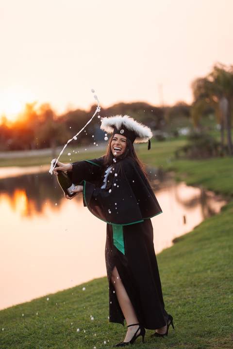 felipe-lopes-fotografia-fotografo-em-osorio-litoral-norte-gaucho-rs-ensaio-de-toga-de-formatura-medicina-externo-por-do-sol-golden-hour-em-santo-antonio-da-patrulha'