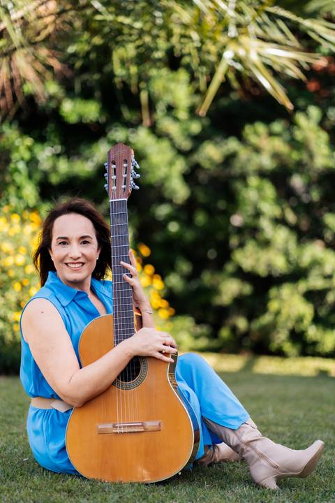 felipe-lopes-fotografia-fotógrafo-em-osorio-ensaio-feminino-50-anos-estúdio-movel-empresarial-e-pessoal-externo-natureza-sol-violao'