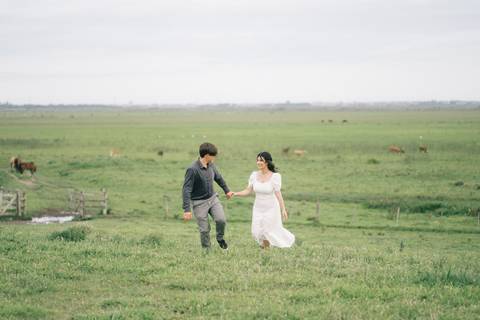 felipe-lopes-fotografia-fotografo-em-osorio-litoral-norte-gaucho-rs-ensaio-de-pre-wedding-casal-jovem-campo-externo-espontaneo-descontraido'