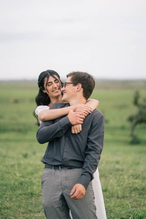 felipe-lopes-fotografia-fotografo-em-osorio-litoral-norte-gaucho-rs-ensaio-de-pre-wedding-casal-jovem-campo-externo-espontaneo-descontraido'