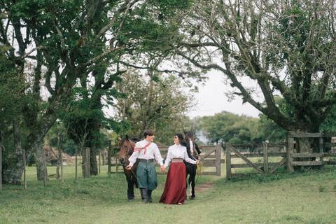felipe-lopes-fotografia-fotografo-em-osorio-litoral-norte-gaucho-rs-ensaio-de-pre-wedding-casal-jovem-campo-externo-espontaneo-descontraido-cavalo'