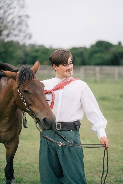 felipe-lopes-fotografia-fotografo-em-osorio-litoral-norte-gaucho-rs-ensaio-de-pre-wedding-casal-jovem-campo-externo-espontaneo-descontraido-cavalo'