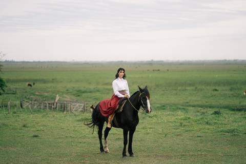 felipe-lopes-fotografia-fotografo-em-osorio-litoral-norte-gaucho-rs-ensaio-de-pre-wedding-casal-jovem-campo-externo-espontaneo-descontraido-cavalo'