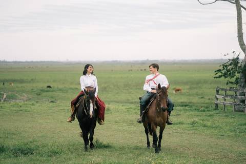 felipe-lopes-fotografia-fotografo-em-osorio-litoral-norte-gaucho-rs-ensaio-de-pre-wedding-casal-jovem-campo-externo-espontaneo-descontraido-cavalo'