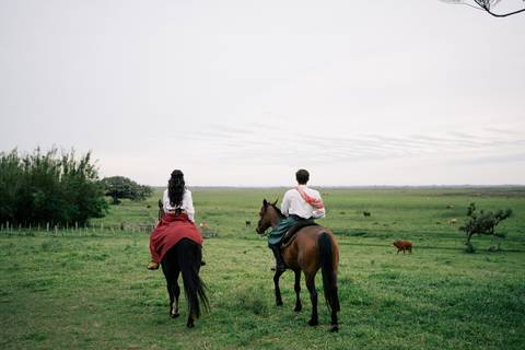 felipe-lopes-fotografia-fotografo-em-osorio-litoral-norte-gaucho-rs-ensaio-de-pre-wedding-casal-jovem-campo-externo-espontaneo-descontraido-cavalo'