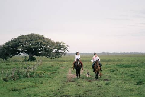 felipe-lopes-fotografia-fotografo-em-osorio-litoral-norte-gaucho-rs-ensaio-de-pre-wedding-casal-jovem-campo-externo-espontaneo-descontraido-cavalo'