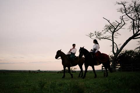 felipe-lopes-fotografia-fotografo-em-osorio-litoral-norte-gaucho-rs-ensaio-de-pre-wedding-casal-jovem-campo-externo-espontaneo-descontraido-cavalo'
