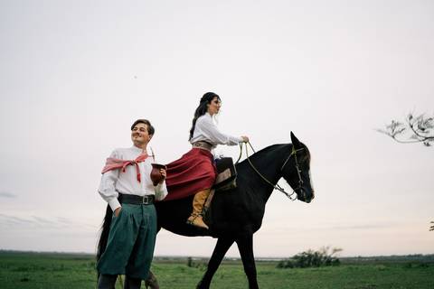 felipe-lopes-fotografia-fotografo-em-osorio-litoral-norte-gaucho-rs-ensaio-de-pre-wedding-casal-jovem-campo-externo-espontaneo-descontraido-cavalo'