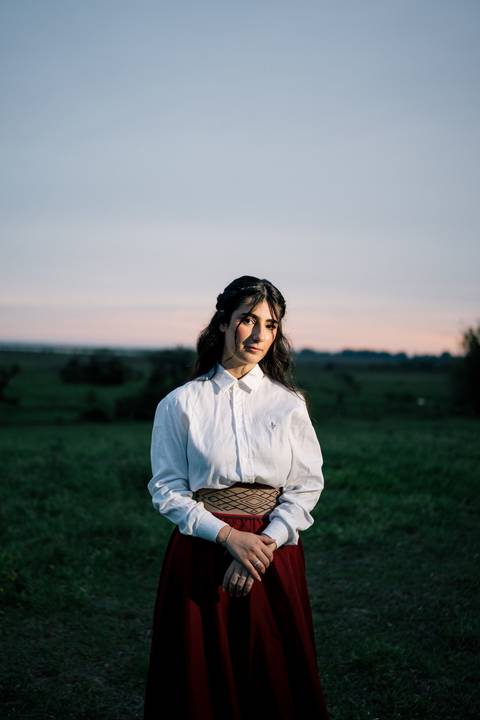 felipe-lopes-fotografia-fotografo-em-osorio-litoral-norte-gaucho-rs-ensaio-de-pre-wedding-casal-jovem-campo-externo-espontaneo-descontraido-cavalo'