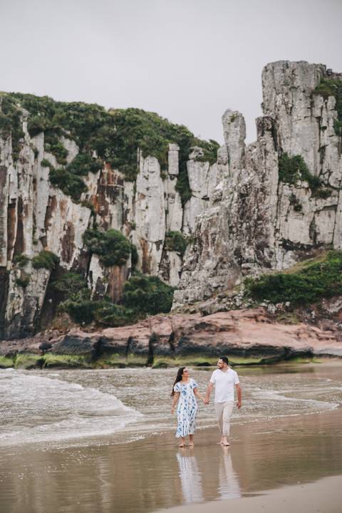 felipe-lopes-fotografia-fotografo-em-osorio-litoral-norte-gaucho-rs-ensaio-de-casamento-pre-wedding-em-torres-parque-da-guarita-externo-espontaneo-descontraido-praia-areia-mar'