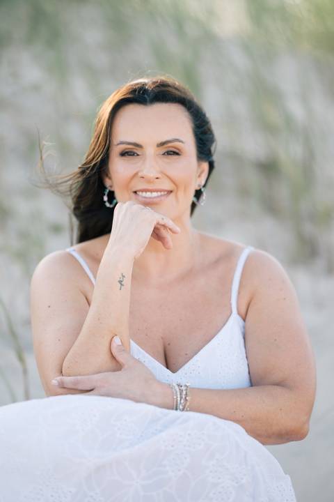 felipe-lopes-fotografia-fotografo-em-osorio-rio-grande-do-sul-ensaio-pessoal-de-aniversario-50-anos-feminino-externo-na-praia-leve-espontaneo-natural-descontraido-natureza-mulher-madura'