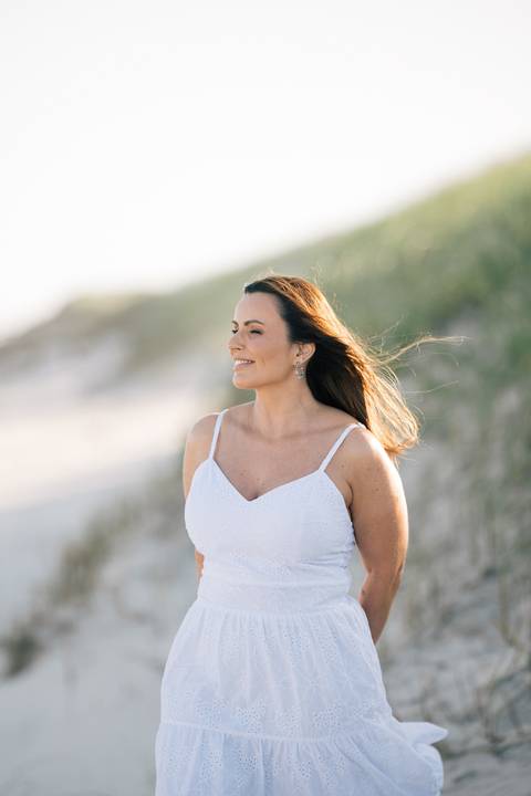 felipe-lopes-fotografia-fotografo-em-osorio-rio-grande-do-sul-ensaio-pessoal-de-aniversario-50-anos-feminino-externo-na-praia-leve-espontaneo-natural-descontraido-natureza-mulher-madura'