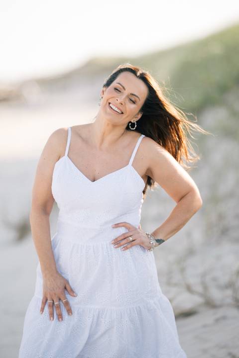 felipe-lopes-fotografia-fotografo-em-osorio-rio-grande-do-sul-ensaio-pessoal-de-aniversario-50-anos-feminino-externo-na-praia-leve-espontaneo-natural-descontraido-natureza-mulher-madura'