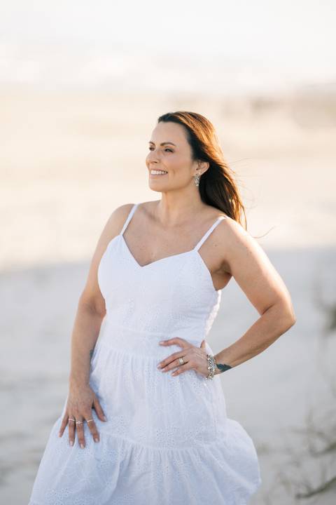 felipe-lopes-fotografia-fotografo-em-osorio-rio-grande-do-sul-ensaio-pessoal-de-aniversario-50-anos-feminino-externo-na-praia-leve-espontaneo-natural-descontraido-natureza-mulher-madura'