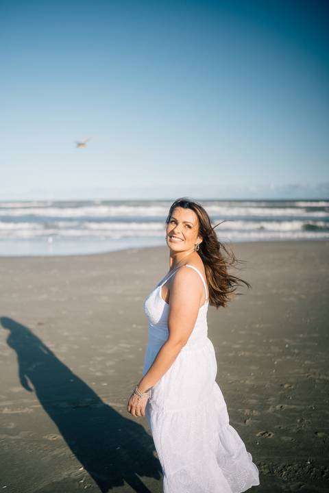 felipe-lopes-fotografia-fotografo-em-osorio-rio-grande-do-sul-ensaio-pessoal-de-aniversario-50-anos-feminino-externo-na-praia-leve-espontaneo-natural-descontraido-natureza-mulher-madura'