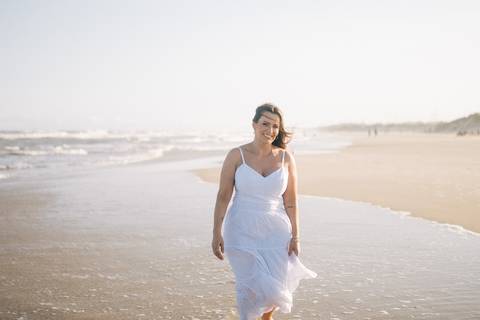 felipe-lopes-fotografia-fotografo-em-osorio-rio-grande-do-sul-ensaio-pessoal-de-aniversario-50-anos-feminino-externo-na-praia-leve-espontaneo-natural-descontraido-natureza-mulher-madura'